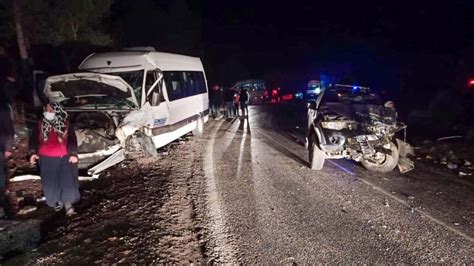 M­i­n­i­b­ü­s­ ­i­l­e­ ­k­a­m­y­o­n­e­t­ ­ç­a­r­p­ı­ş­t­ı­,­ ­1­5­ ­k­i­ş­i­ ­y­a­r­a­l­a­n­d­ı­